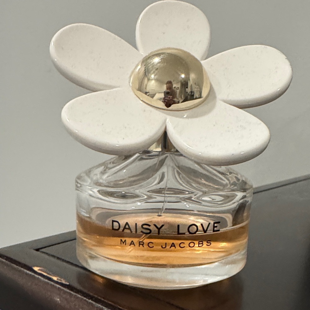 Marc Jacobs Daisy Love Perfume Bottle